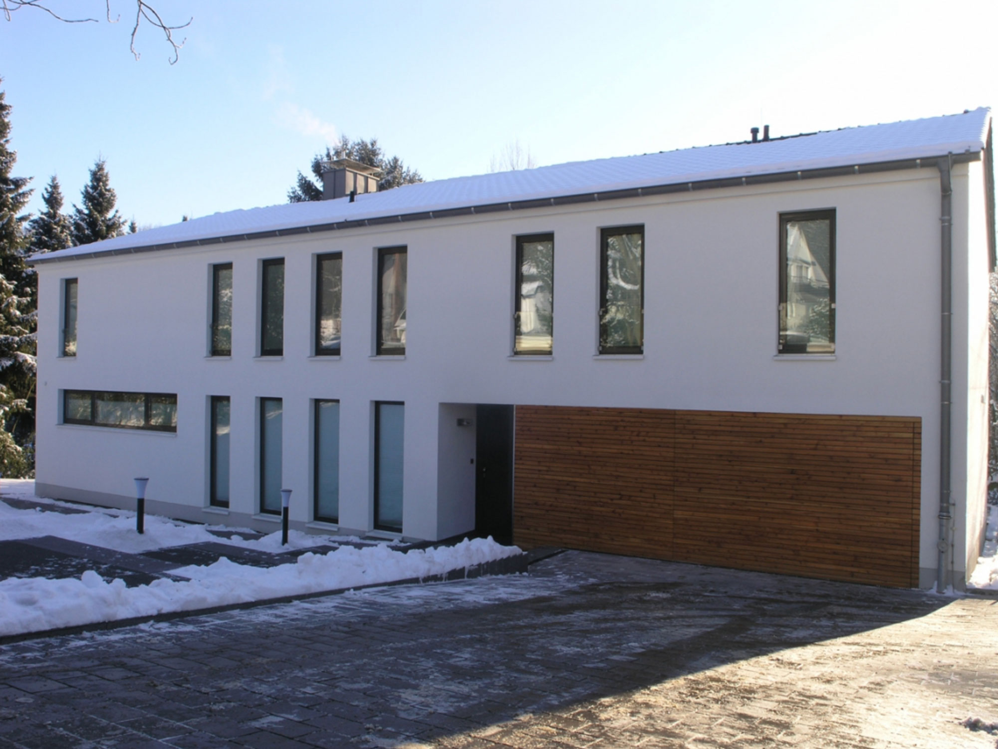Modernes weißes Wohnhaus mit Holzfassade