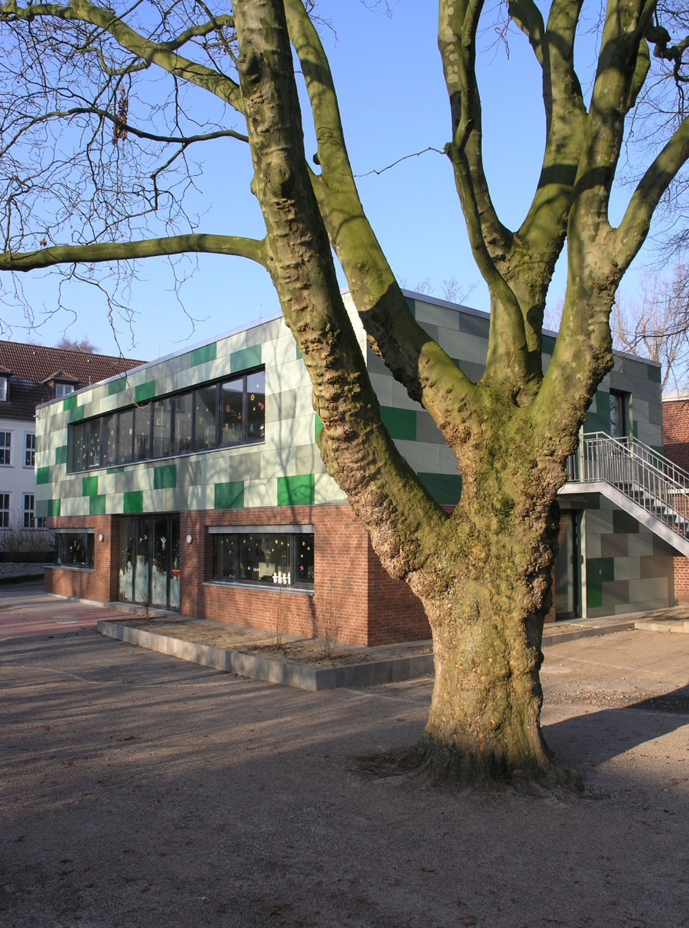 Öffentliches Gebäude mit grün-gerasterter Fassade
