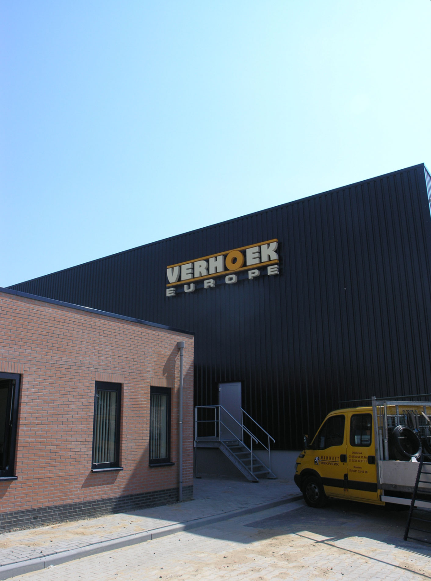 Gewerbehalle Verhoek Europe mit schwarzer Trapezblechfassade